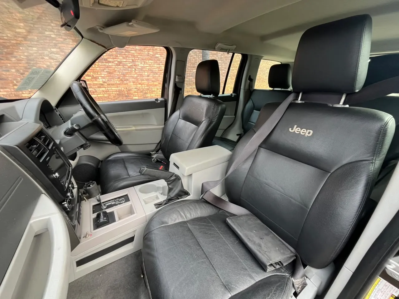 2010 Jeep Cherokee  view 9