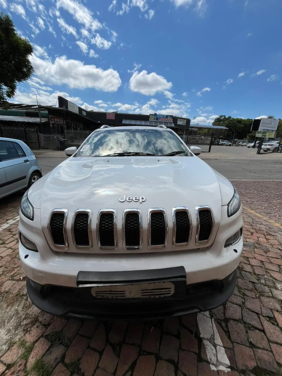 2015 Jeep Cherokee  view 3