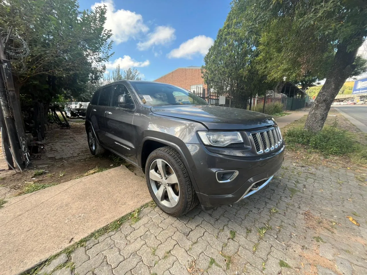 2014 Jeep Grand Cherokee  view 4