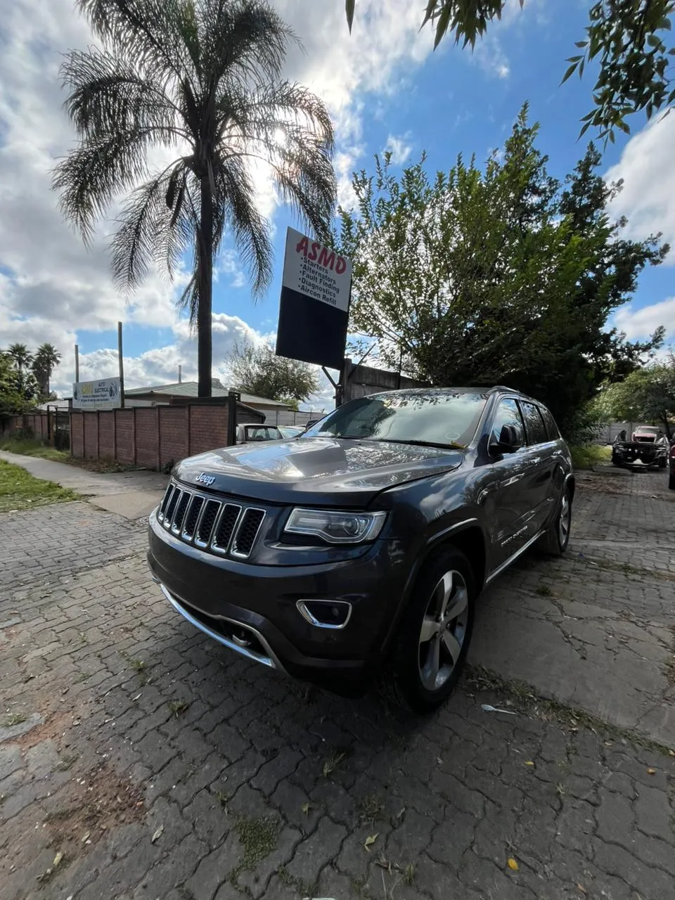 2014 Jeep Grand Cherokee  view 2