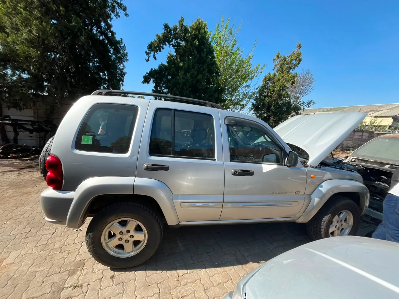 2002 Jeep Cherokee  view 2