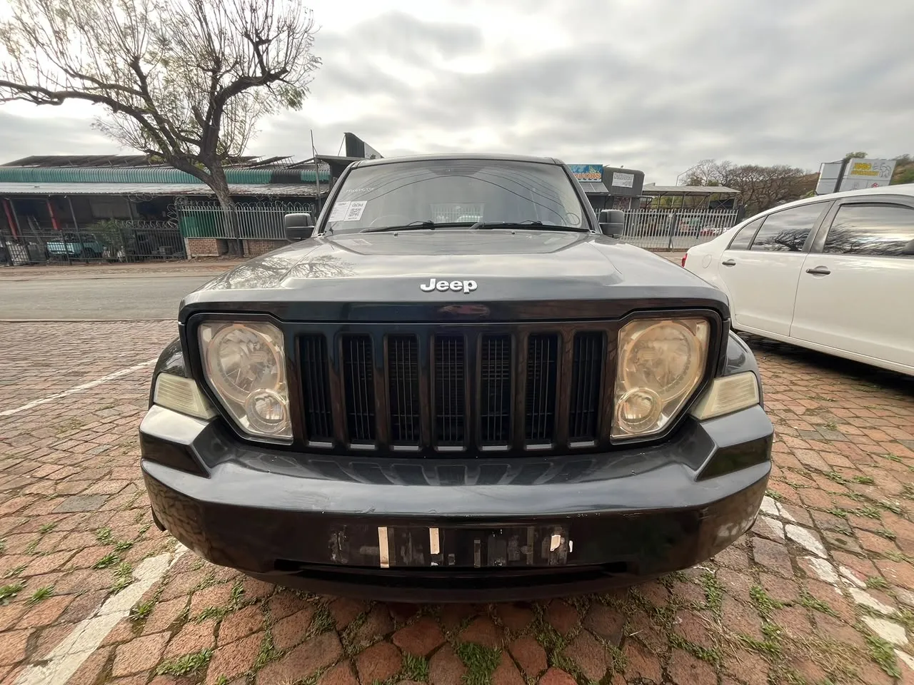 2010 Jeep Cherokee  view 4