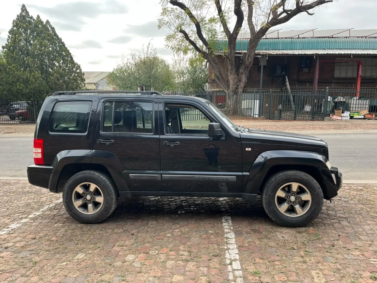 2010 Jeep Cherokee  view 6