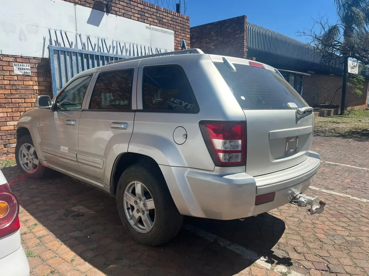 2005 Jeep Grand Cherokee  view 2