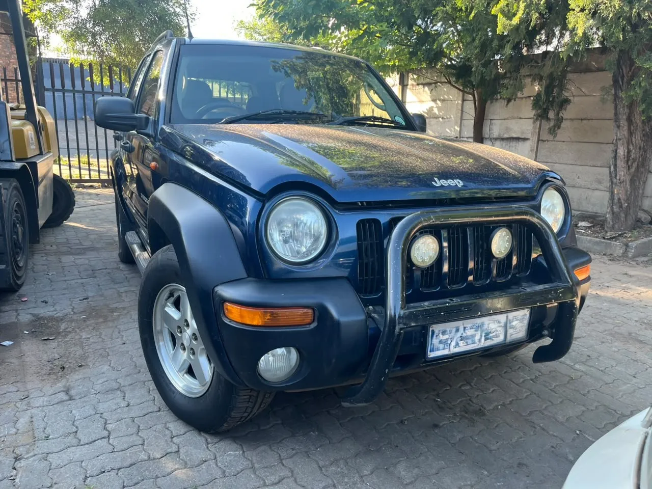 2004 Jeep Cherokee  view 3