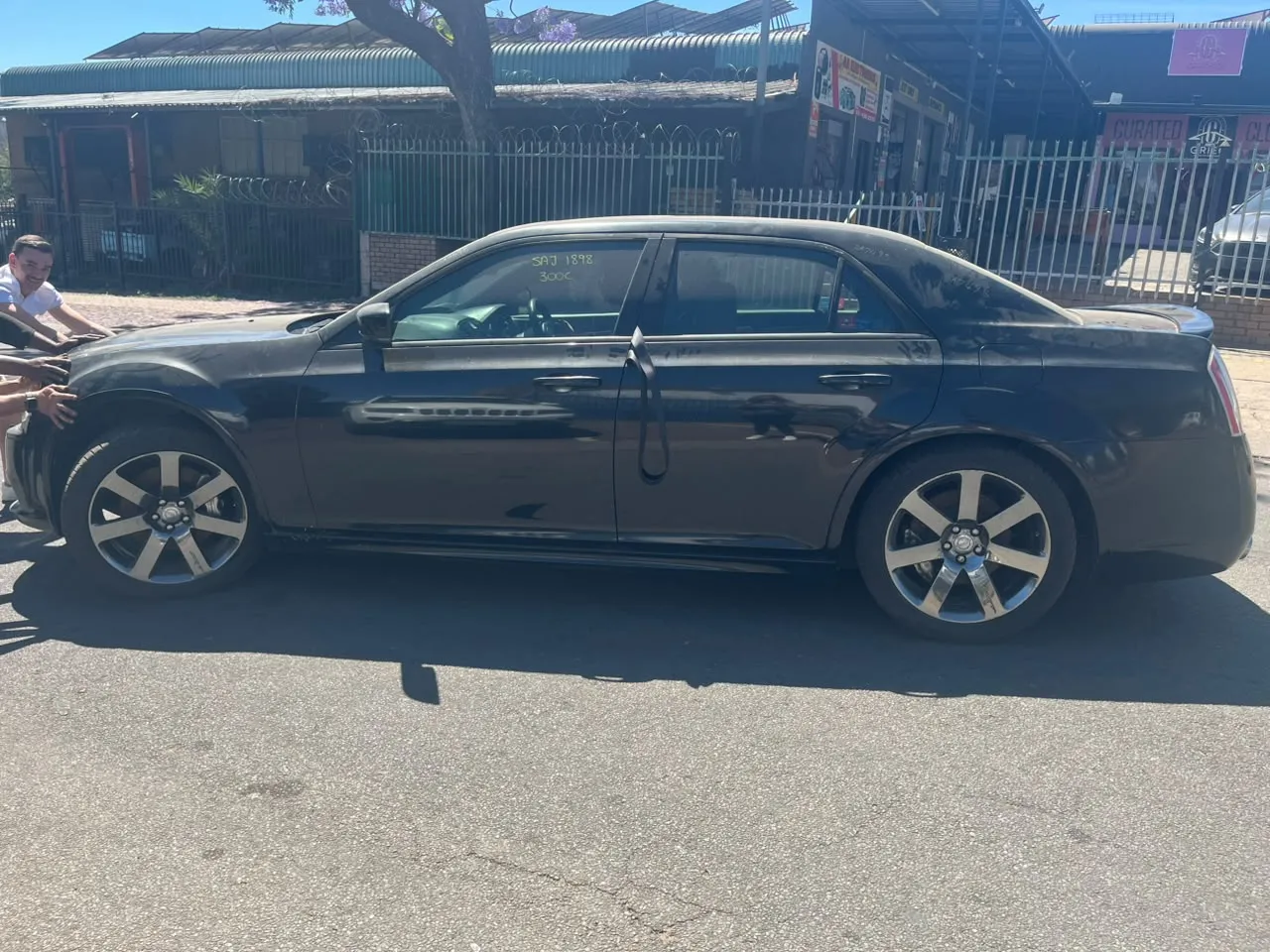 2013 Chrysler 300C  view 4