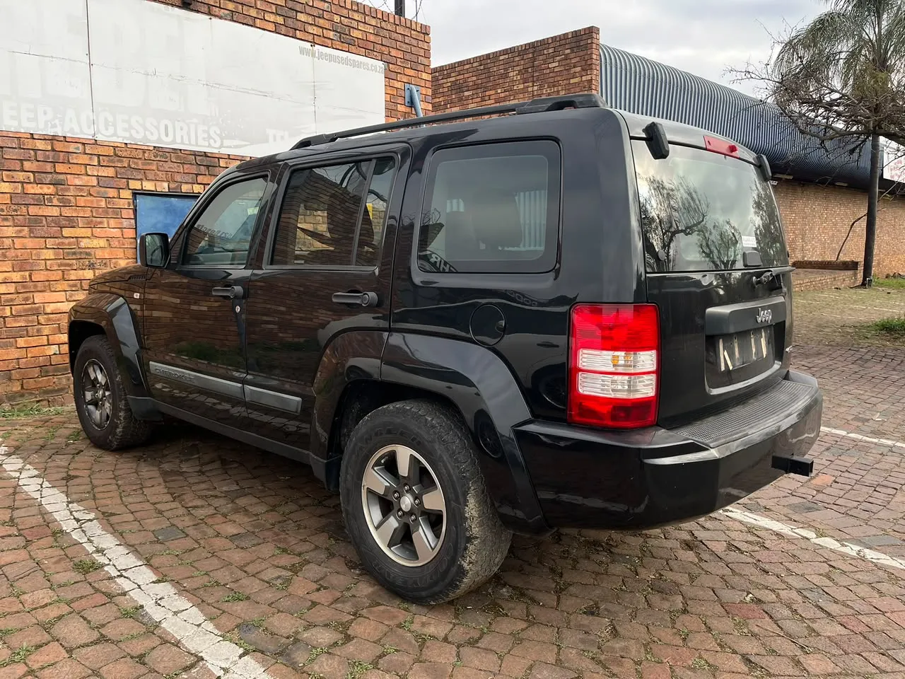 2010 Jeep Cherokee  view 4