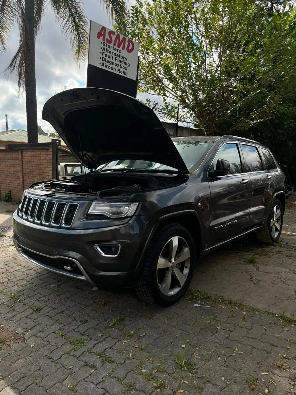 2014 Jeep Grand Cherokee  view 2