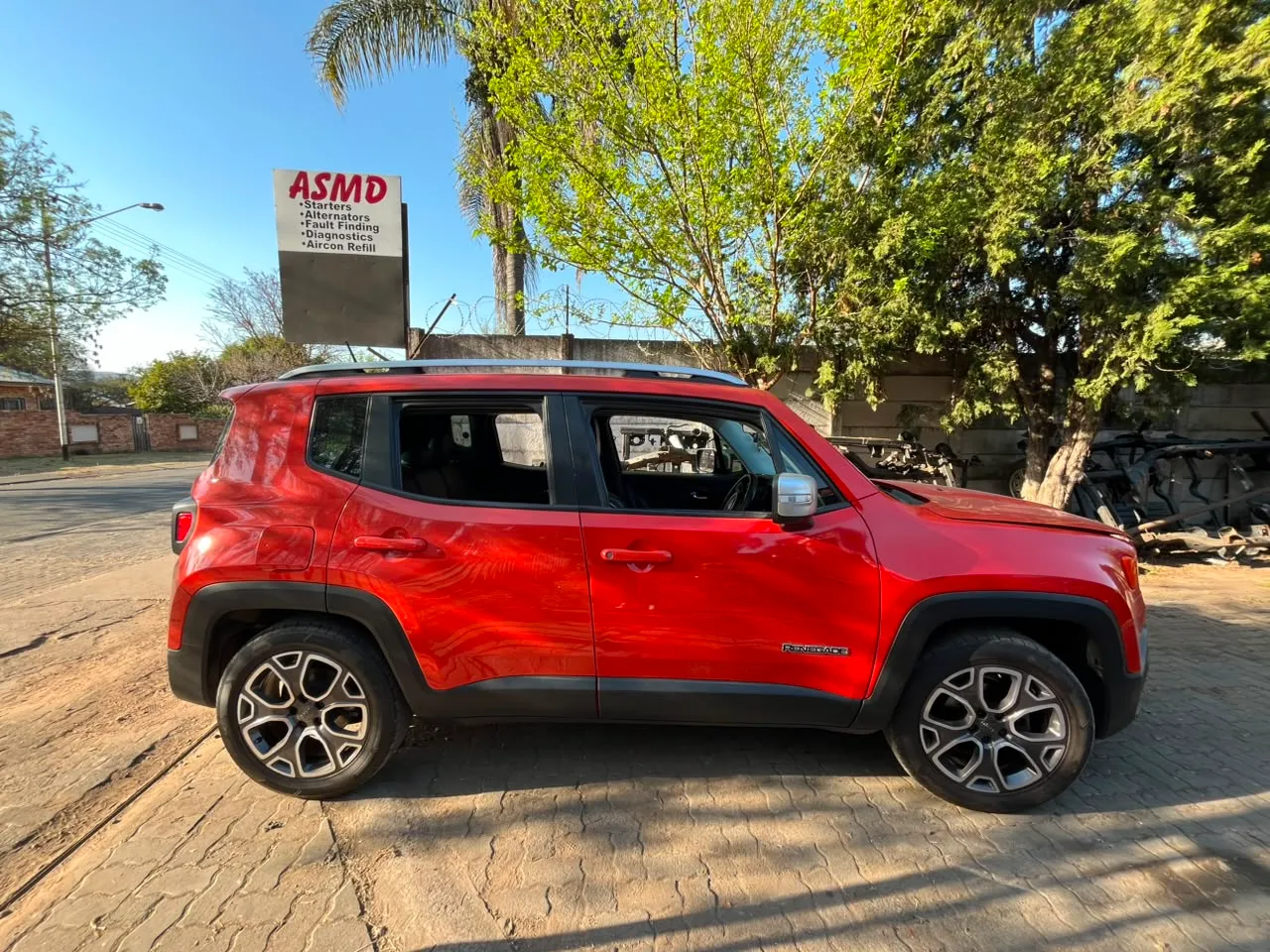 2015 Jeep Renegade  view 4