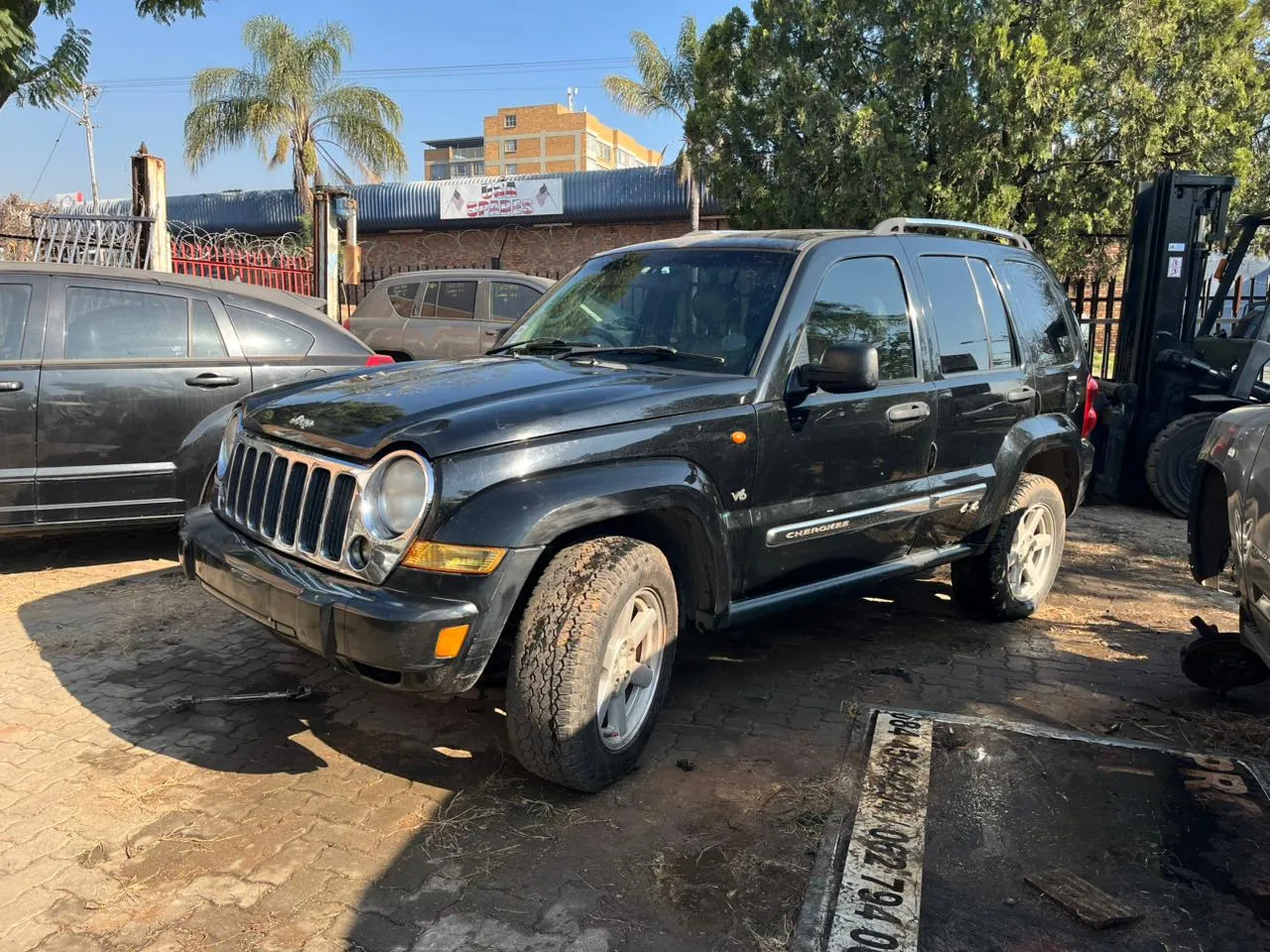 2005 Jeep Cherokee  view 2