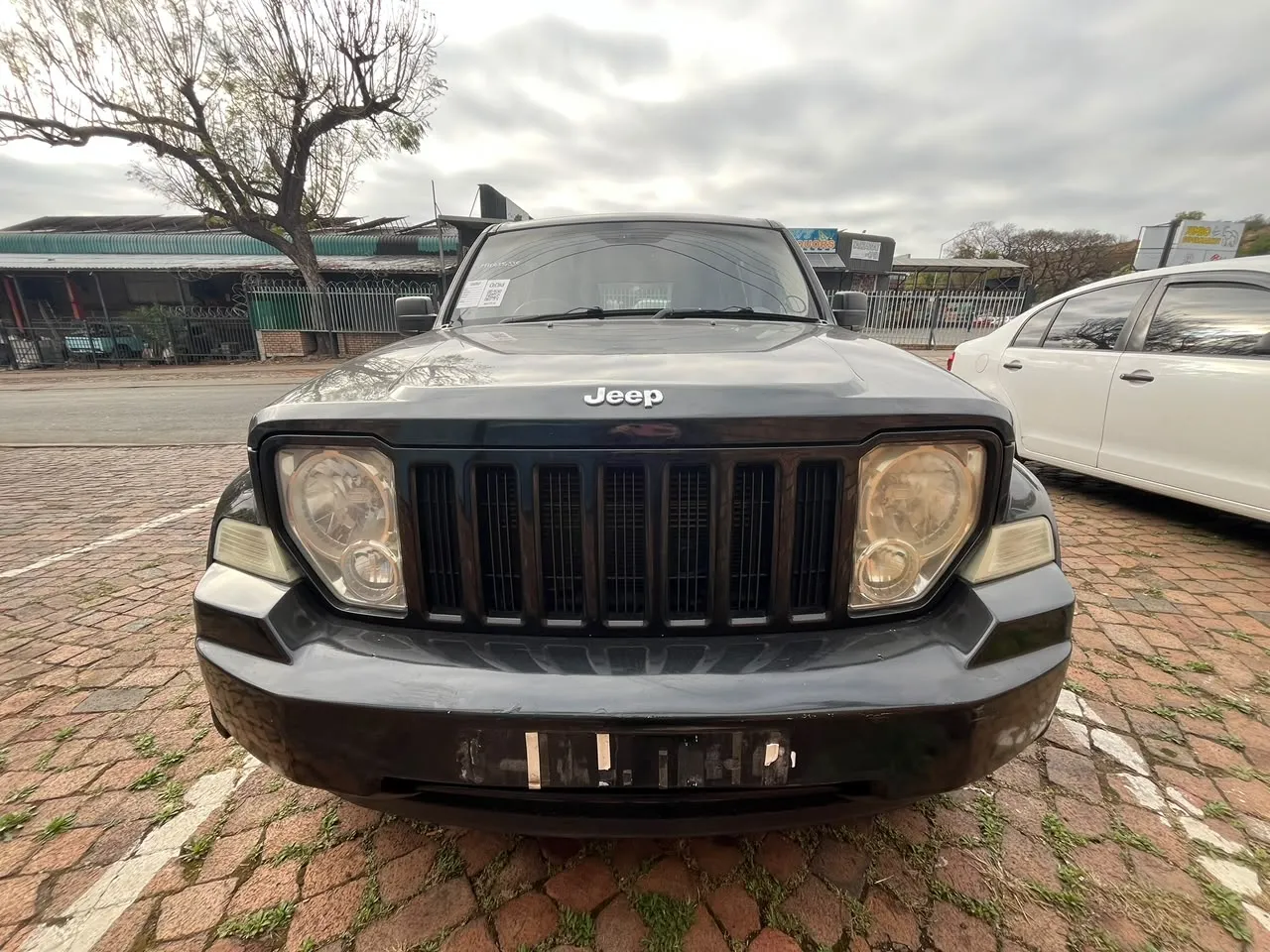 2010 Jeep Cherokee  view 4