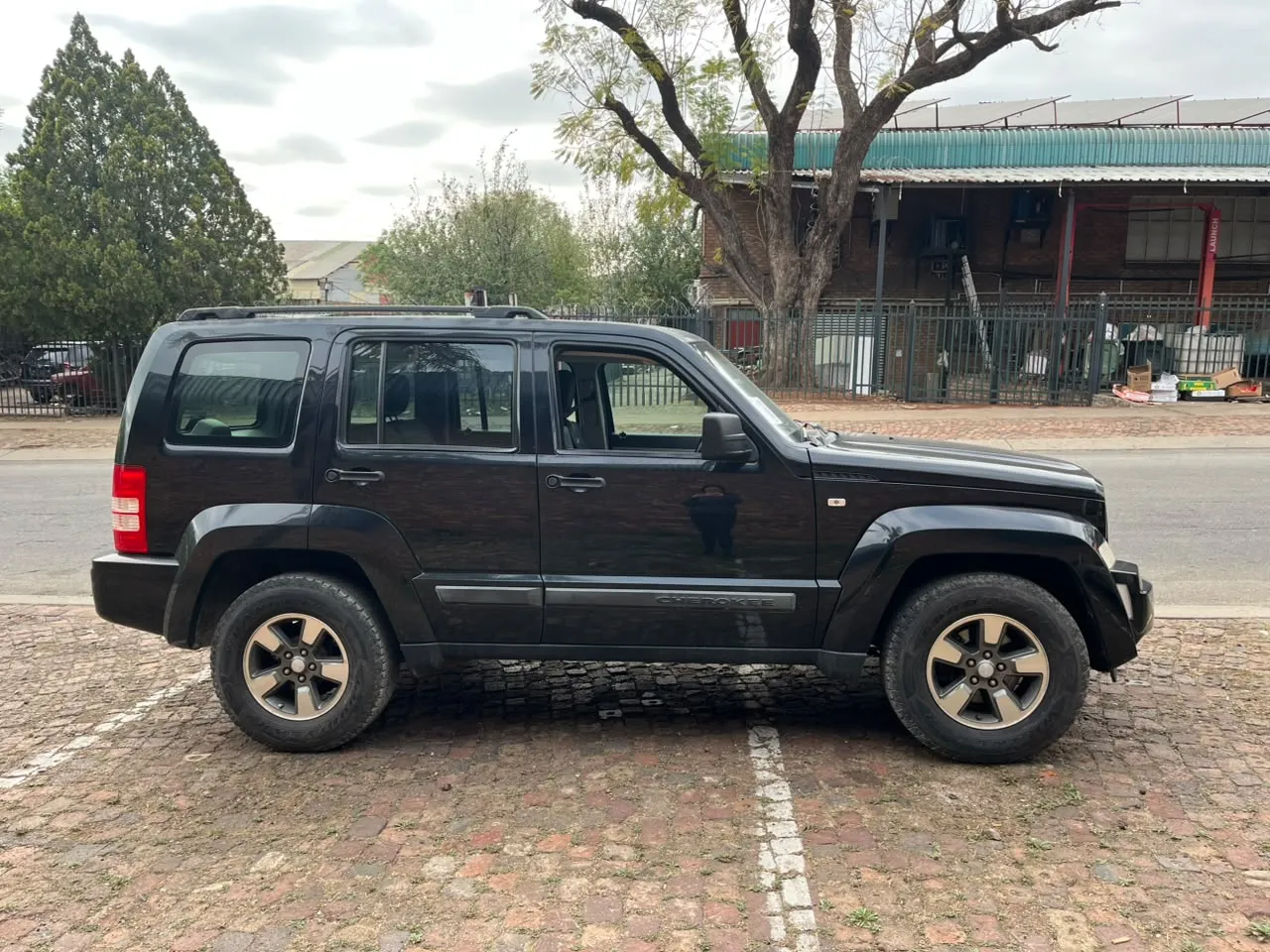 2010 Jeep Cherokee  view 5