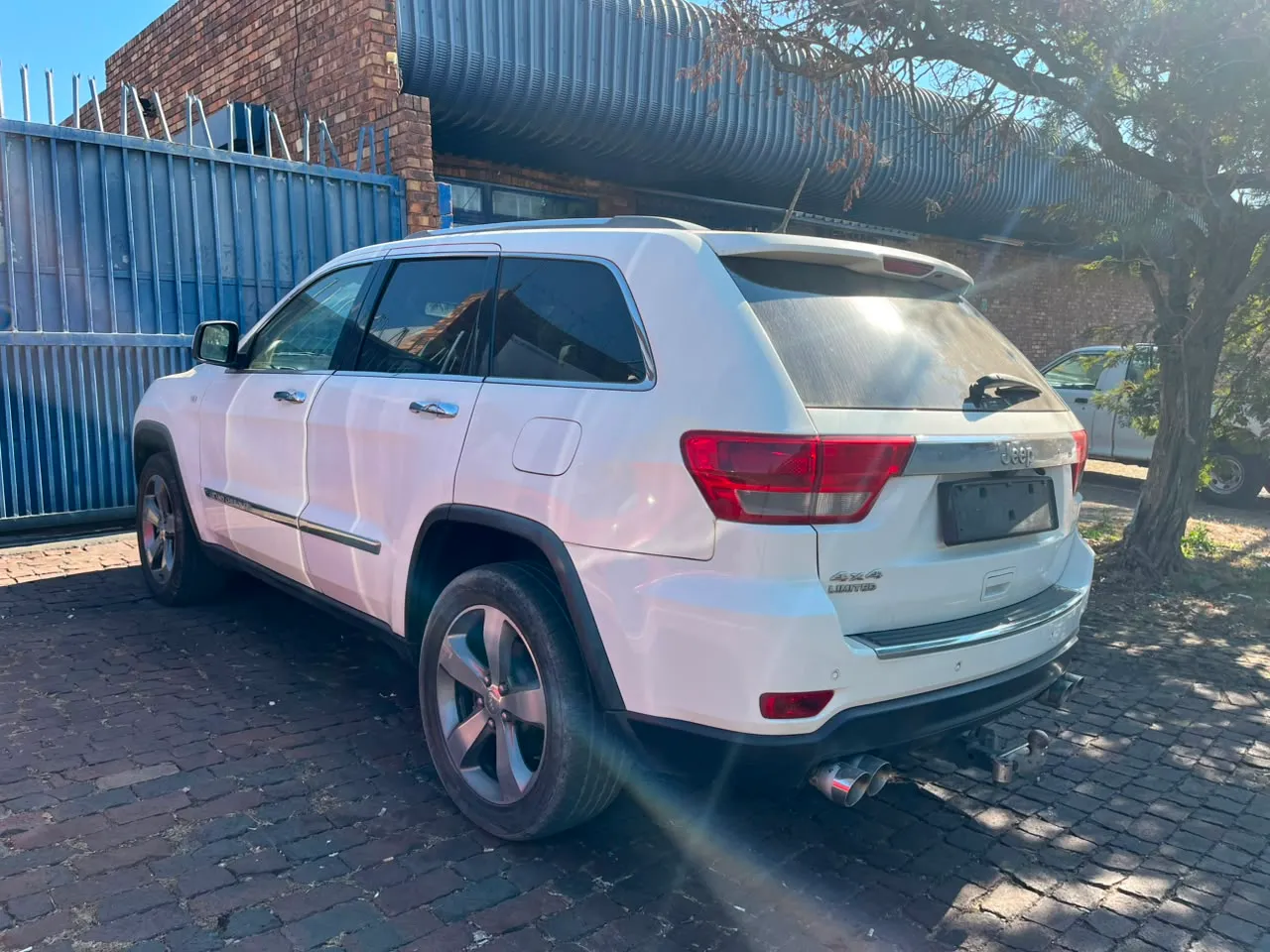 2012 Jeep Grand Cherokee  view 2