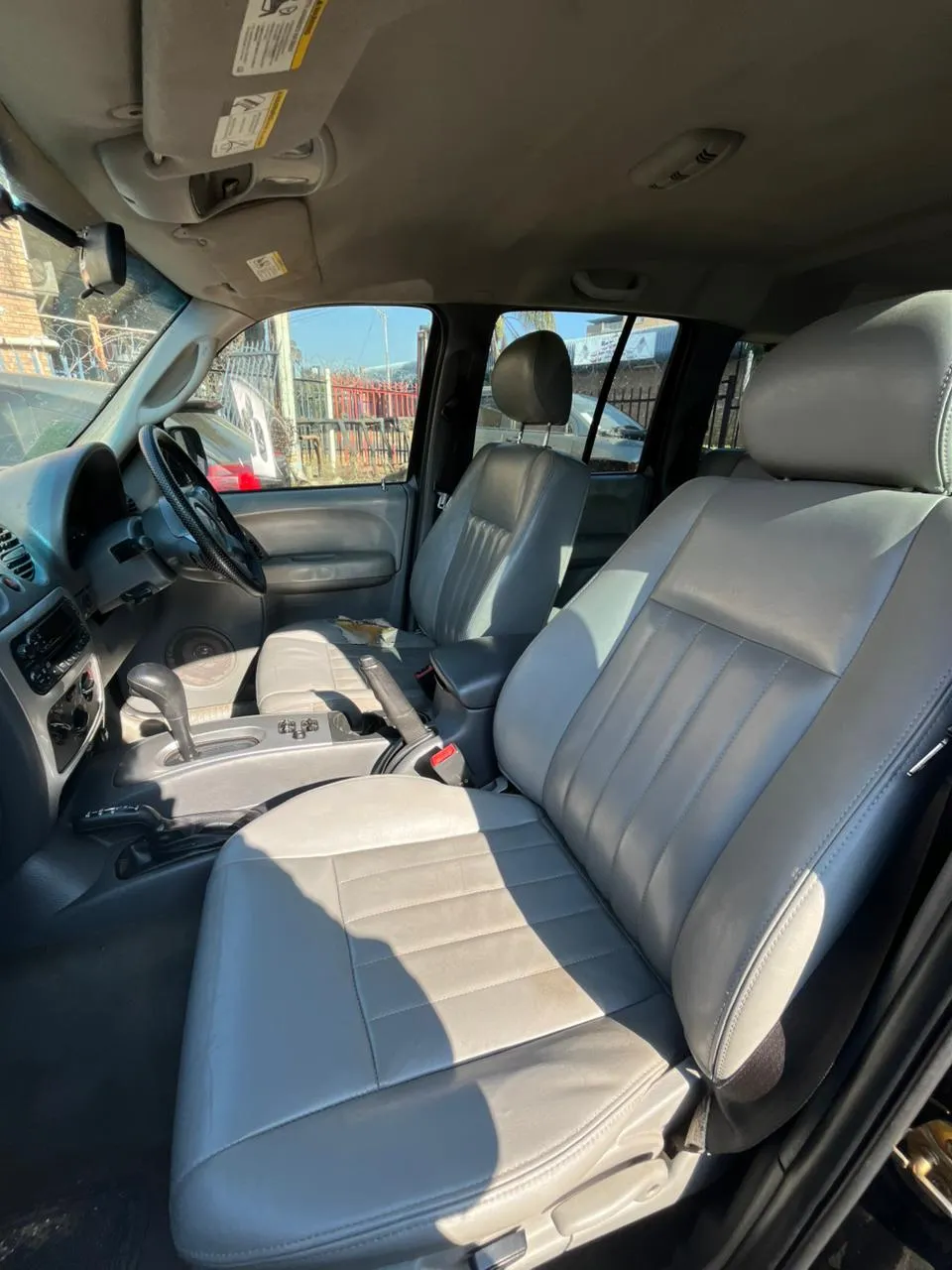 2005 Jeep Cherokee  view 7