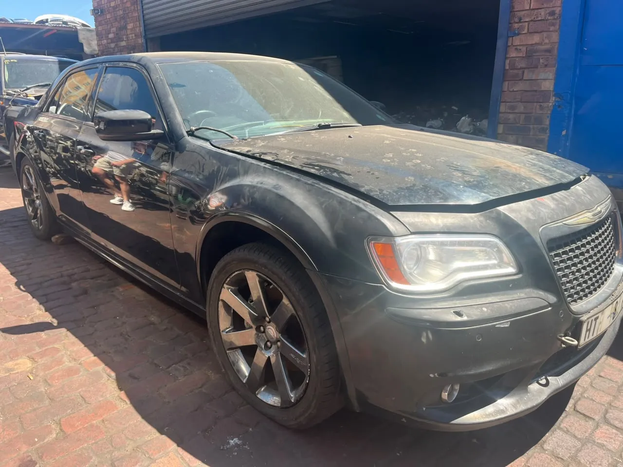 2013 Chrysler 300C  view 2