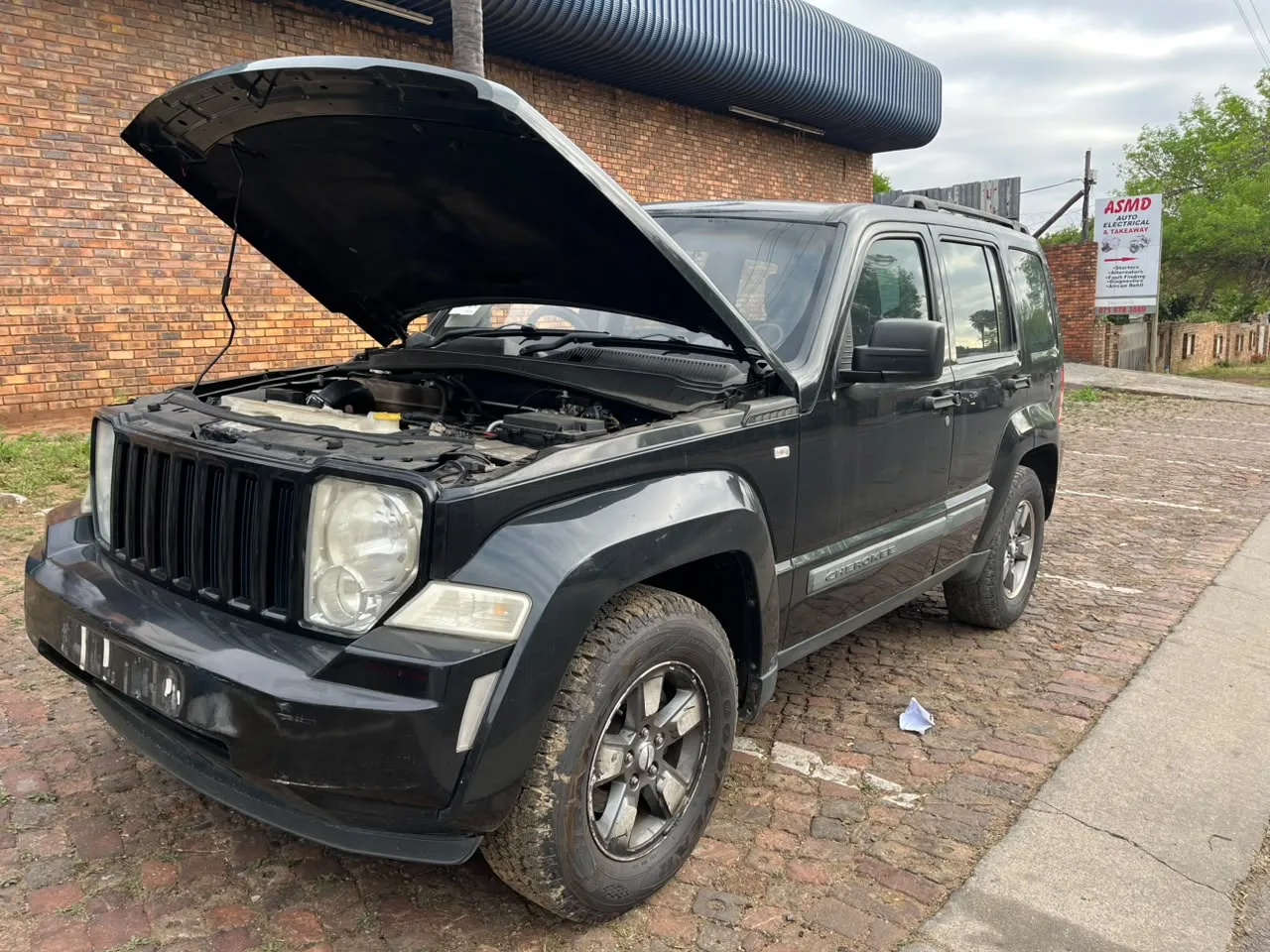 2010 Jeep Cherokee  view 3