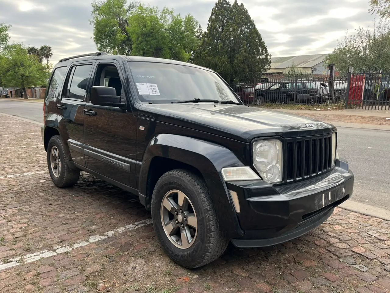 2010 Jeep Cherokee  view 2