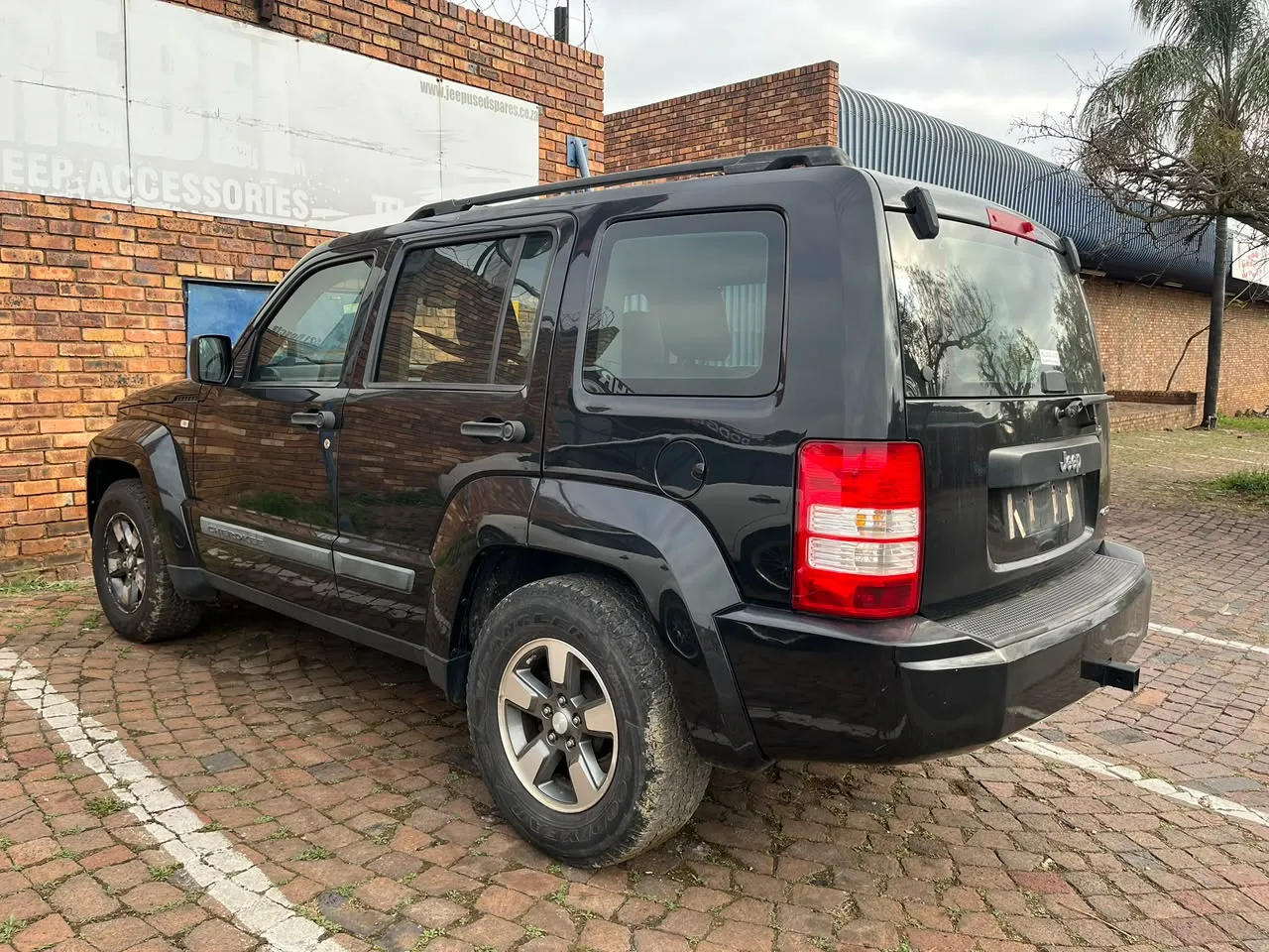 2010 Jeep Cherokee  view 3
