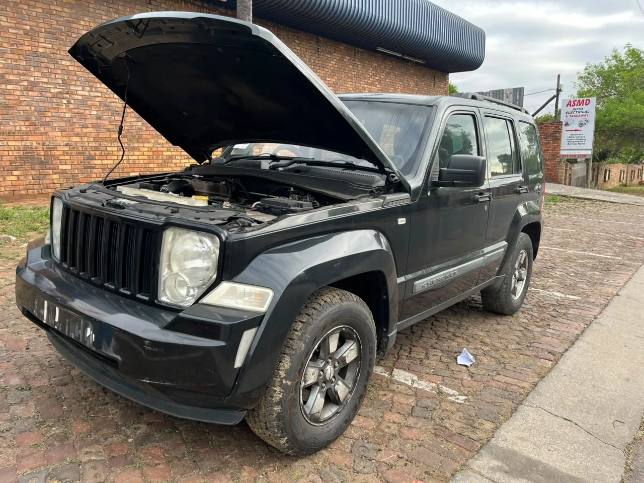 2010 Jeep Cherokee  view 2