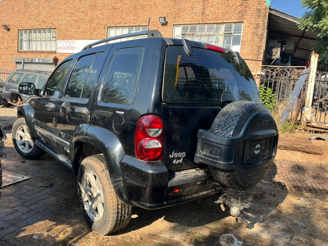 2005 Jeep Cherokee  view 4