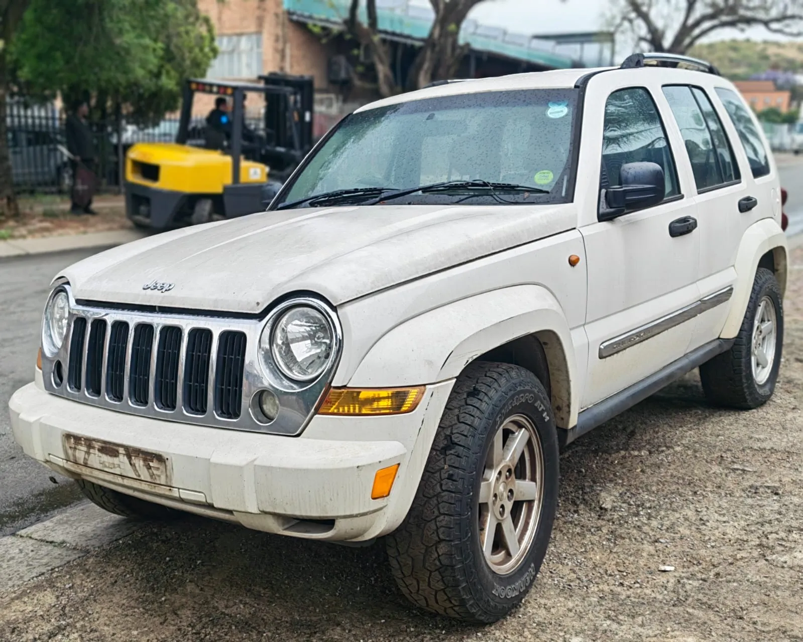 2006 Jeep Cherokee  view 2
