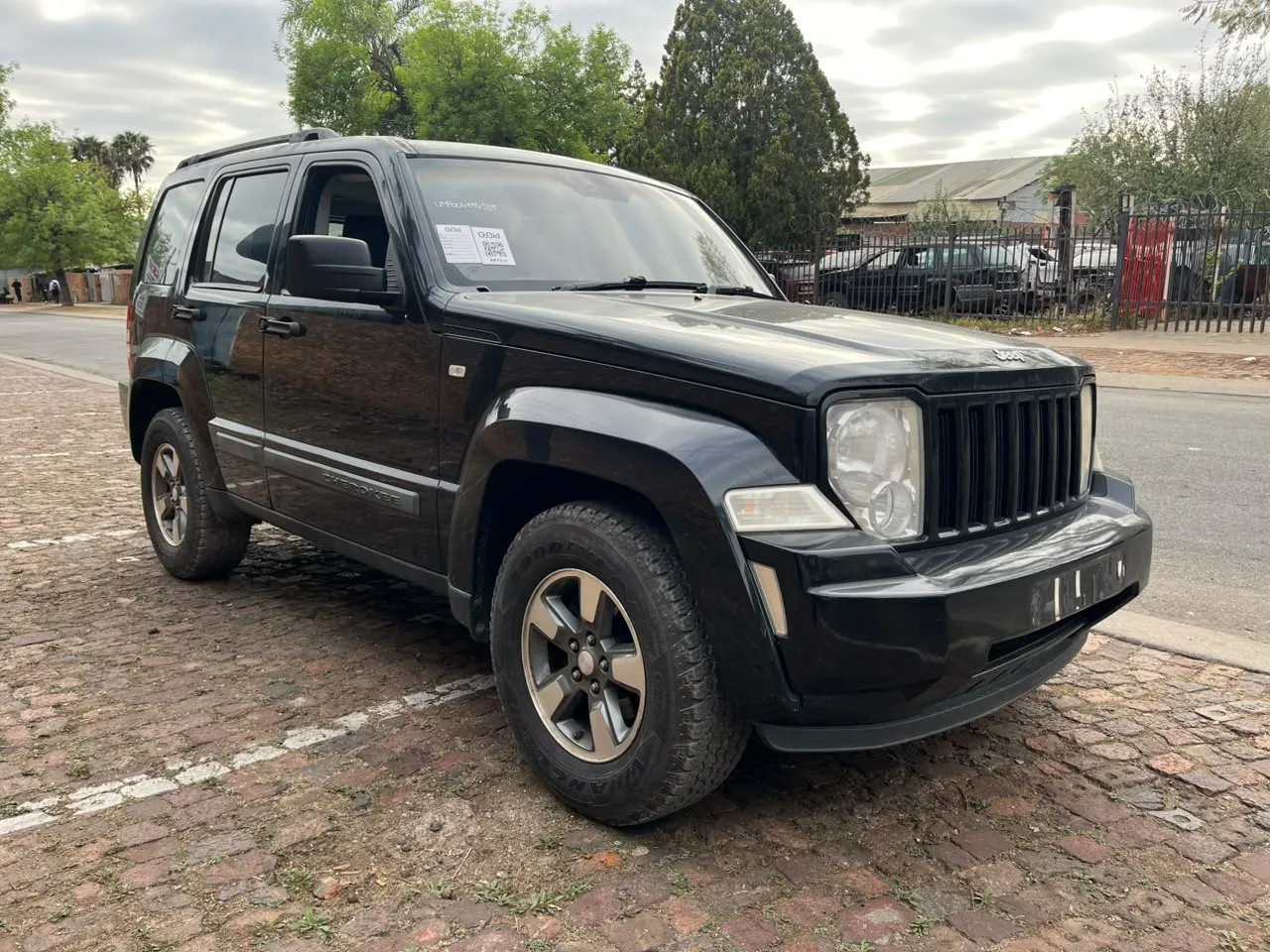 2010 Jeep Cherokee  view 2