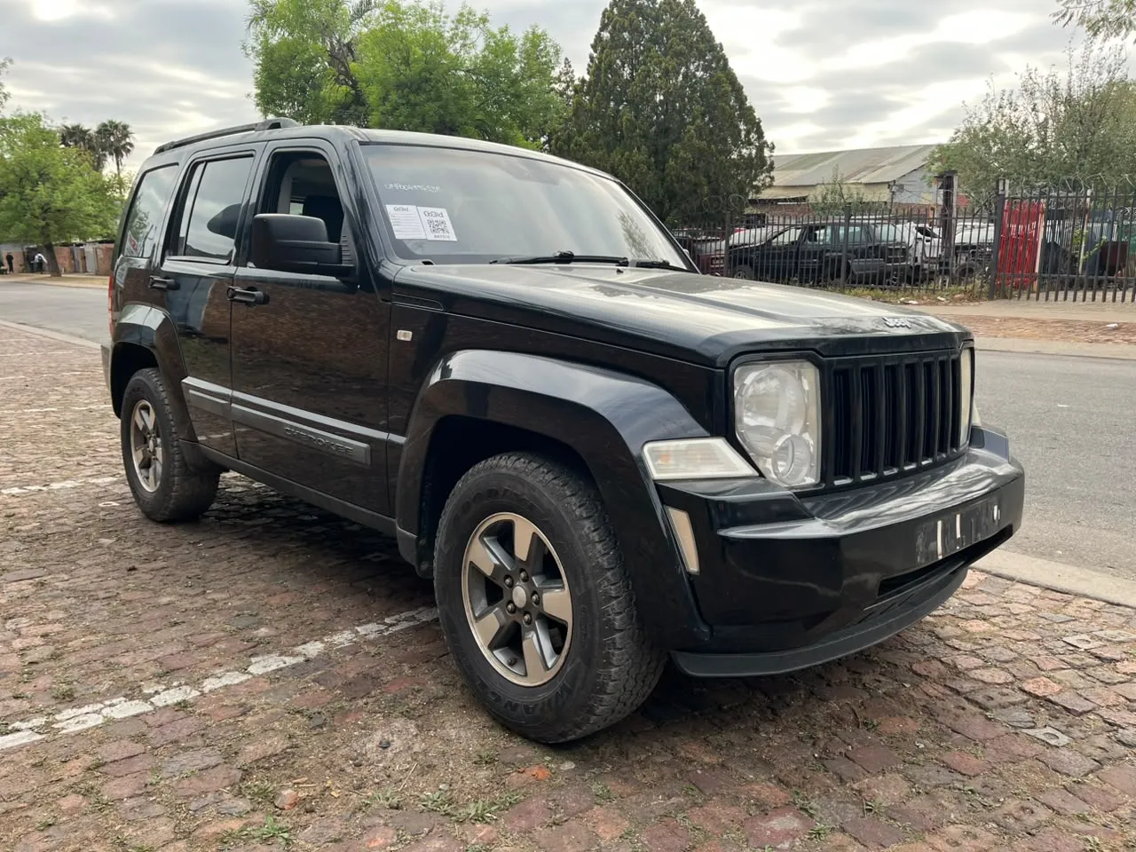 2010 Jeep Cherokee  view 4