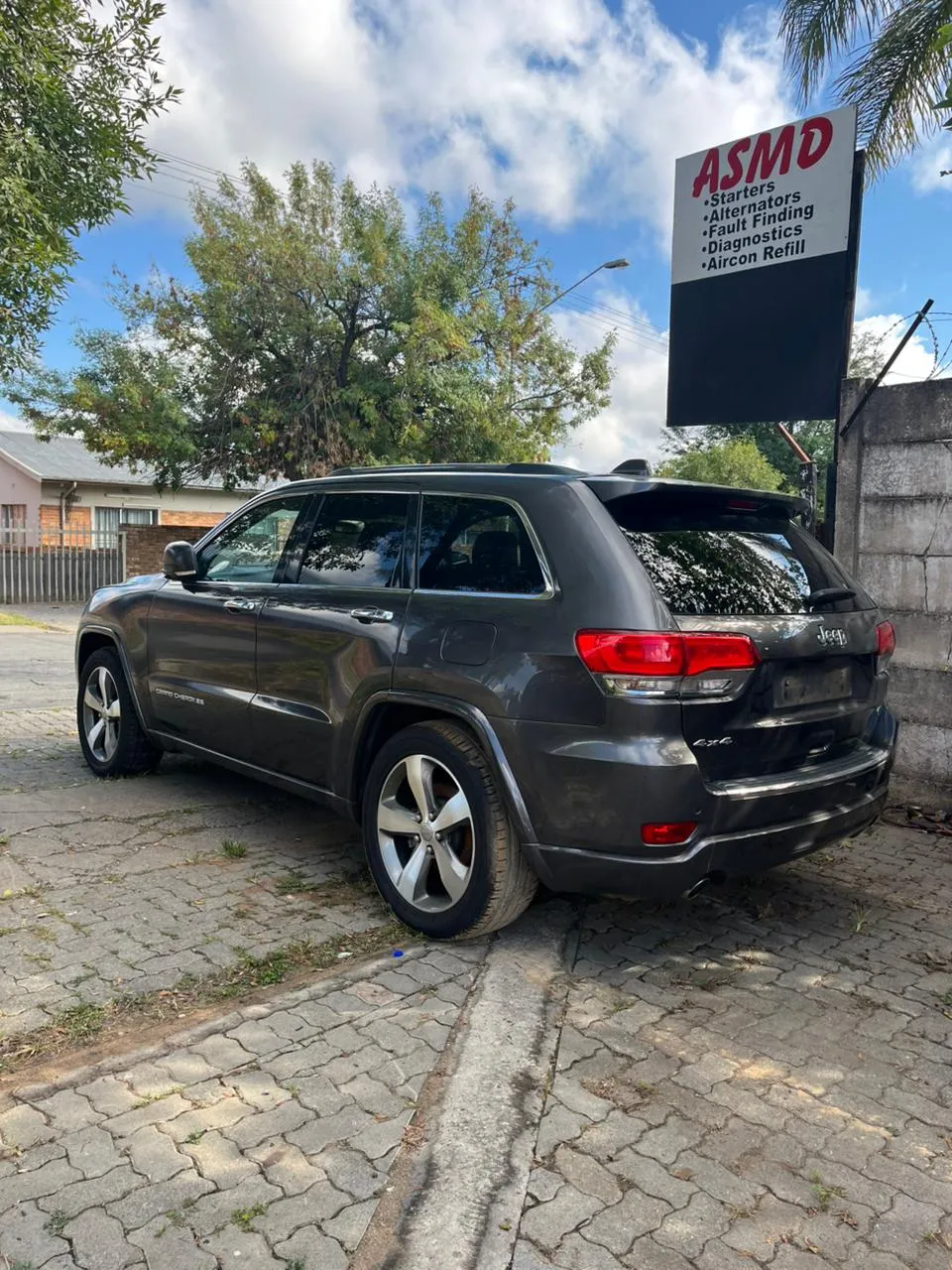 2014 Jeep Grand Cherokee  view 4
