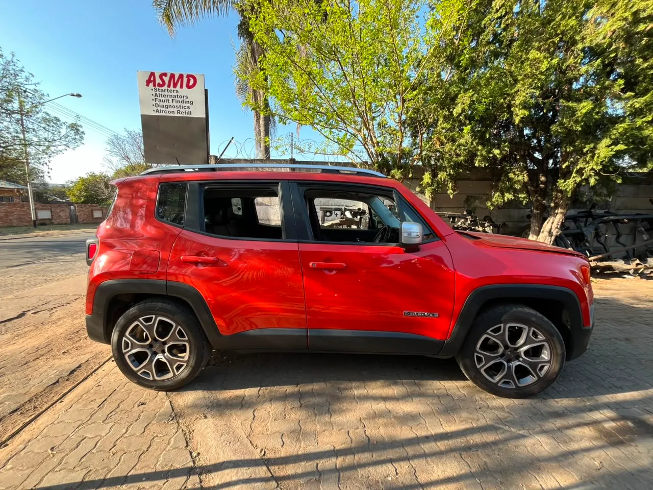 2015 Jeep Renegade  view 3