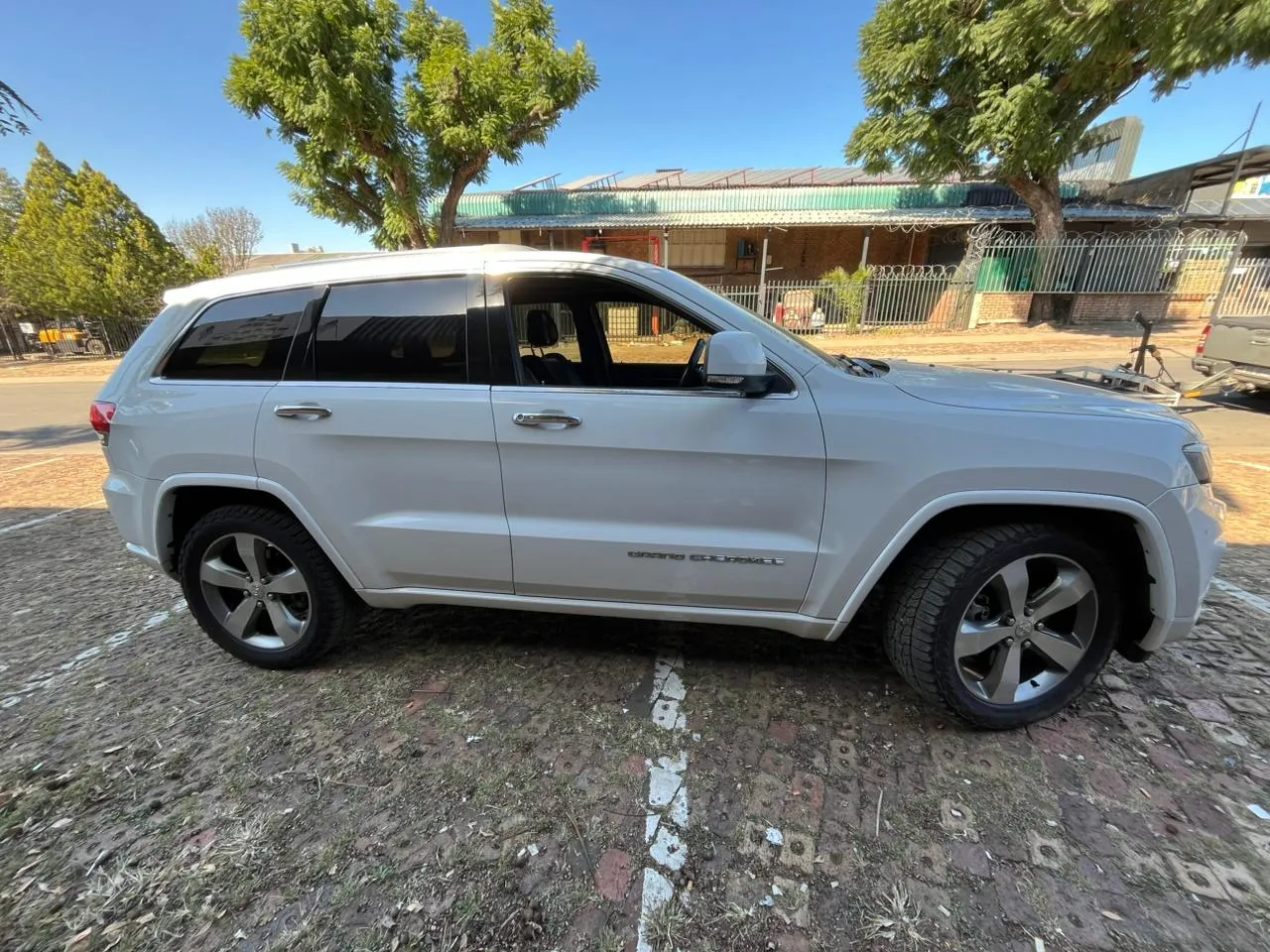 2014 Jeep Grand Cherokee  view 4
