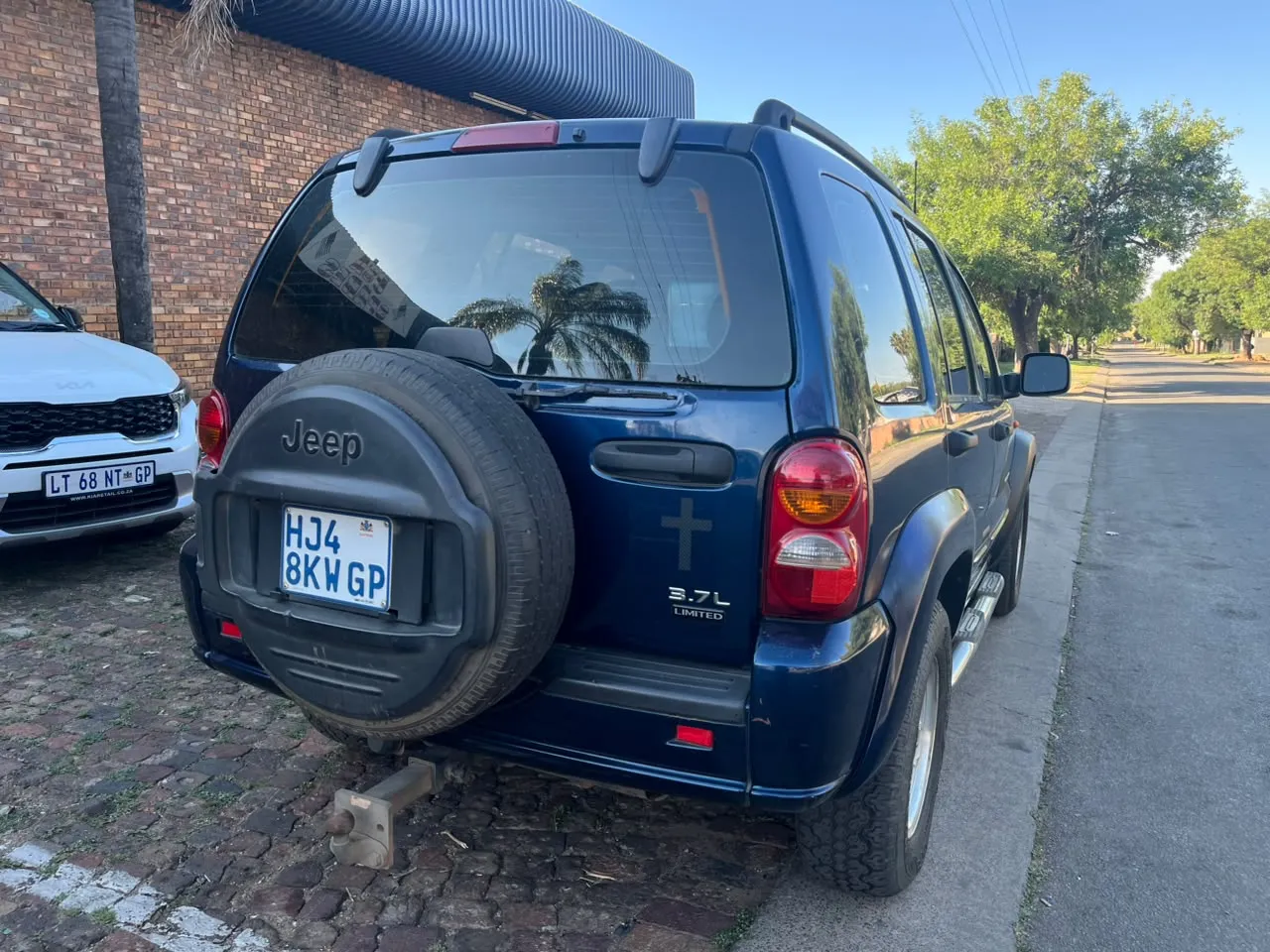 2004 Jeep Cherokee  view 4