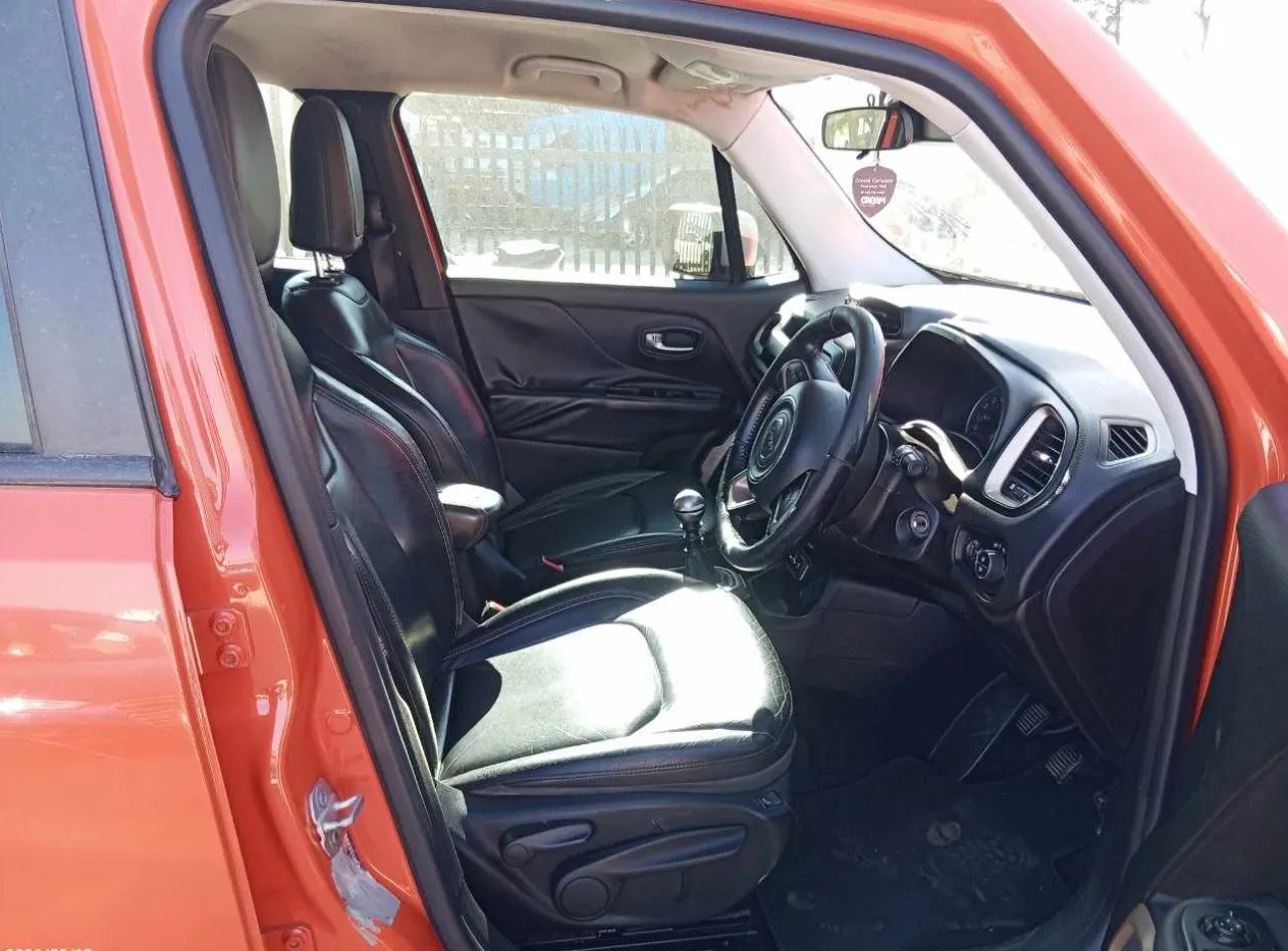 2015 Jeep Renegade  view 8
