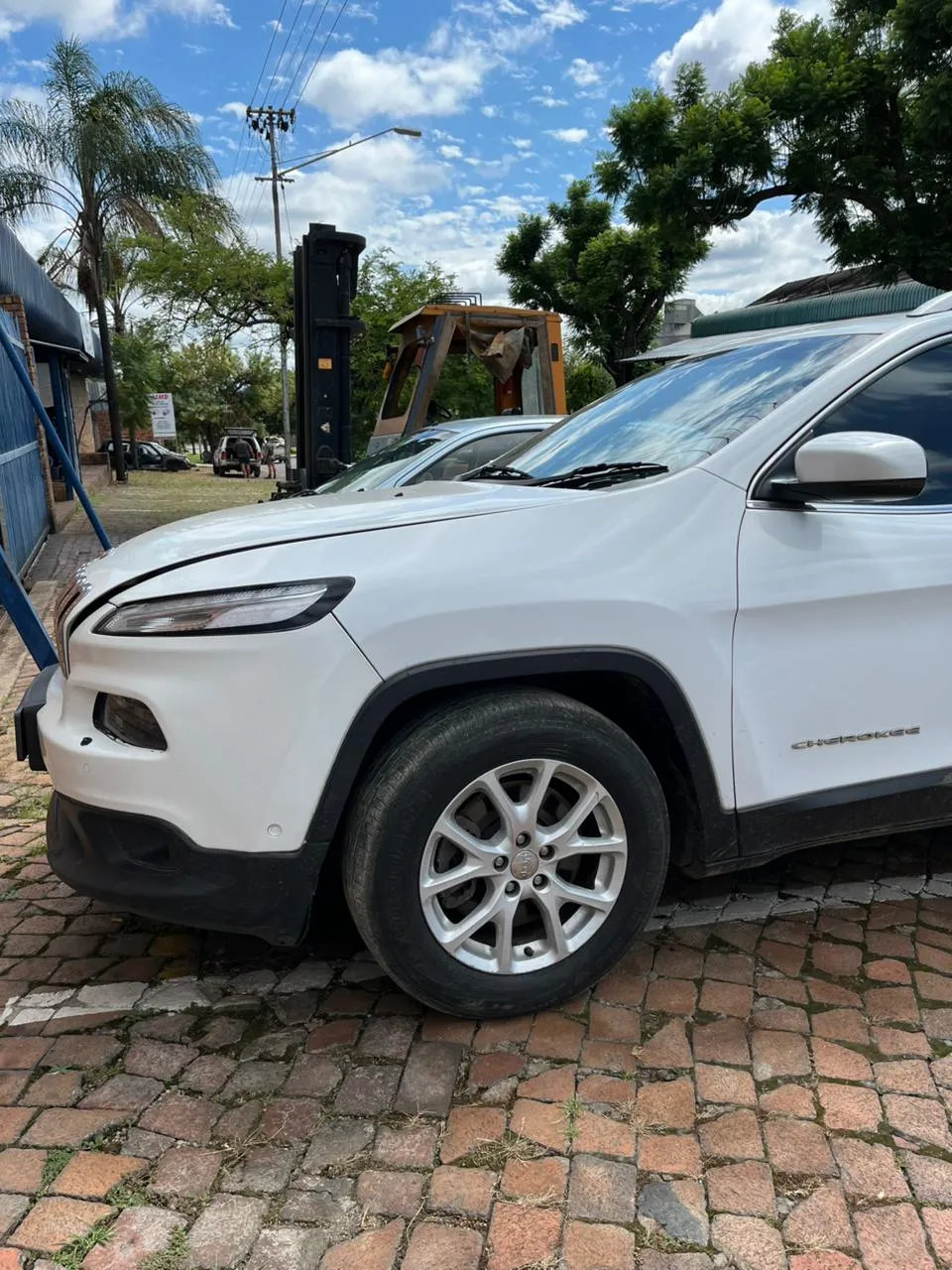 2015 Jeep Cherokee  view 4