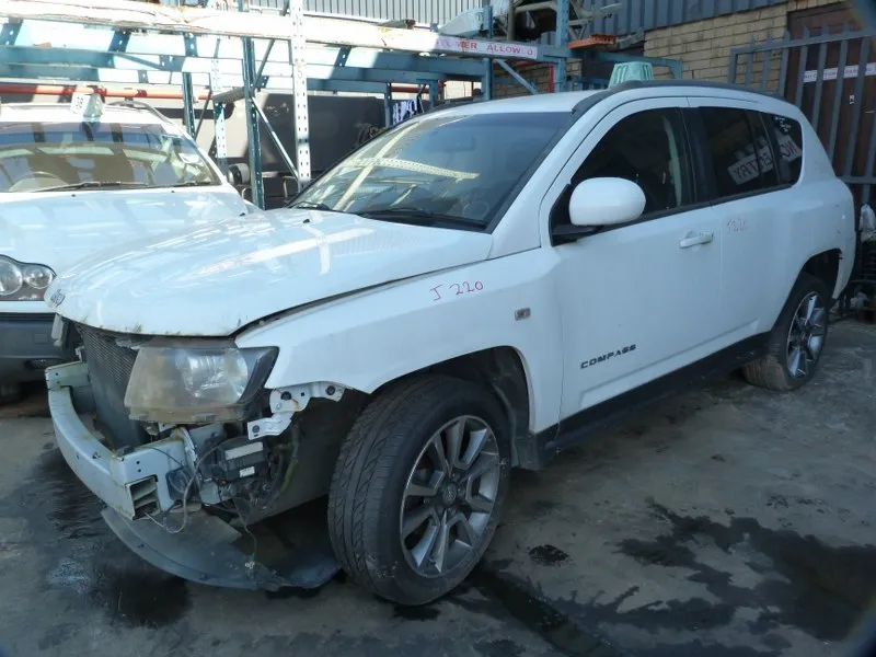 2014 Jeep Compass 2.0 LTD AT view 3