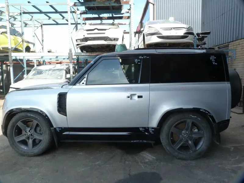 2021 Land Rover Land Rover Defender D300 3.0 AT view 3