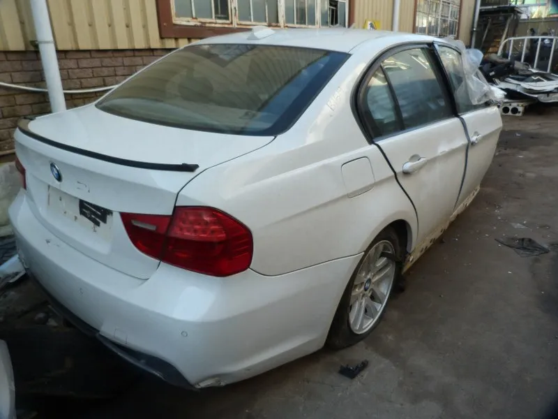 2009 BMW 325i E90 AT view 4