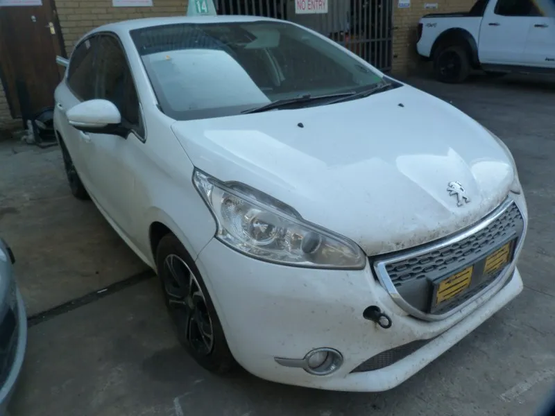 2013 Peugeot 208 1.6 VTi Allure Manual view 5