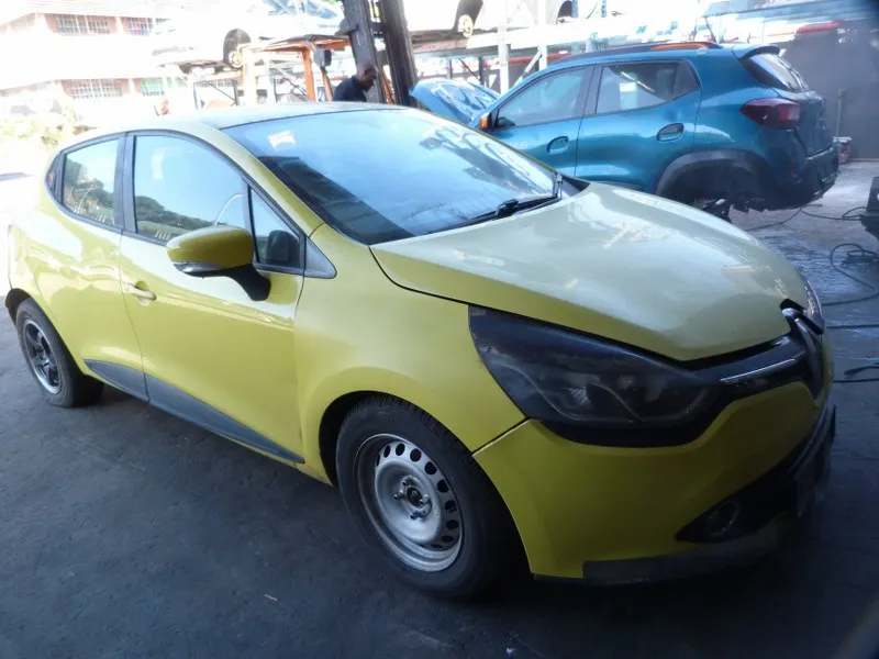 2015 Renault Clio IV 900T Petrol Dynamique view 3
