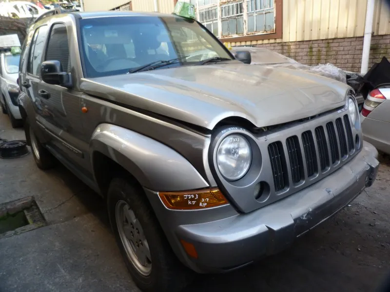 2007 Jeep Cherokee 3.7 V6 Sport view 3