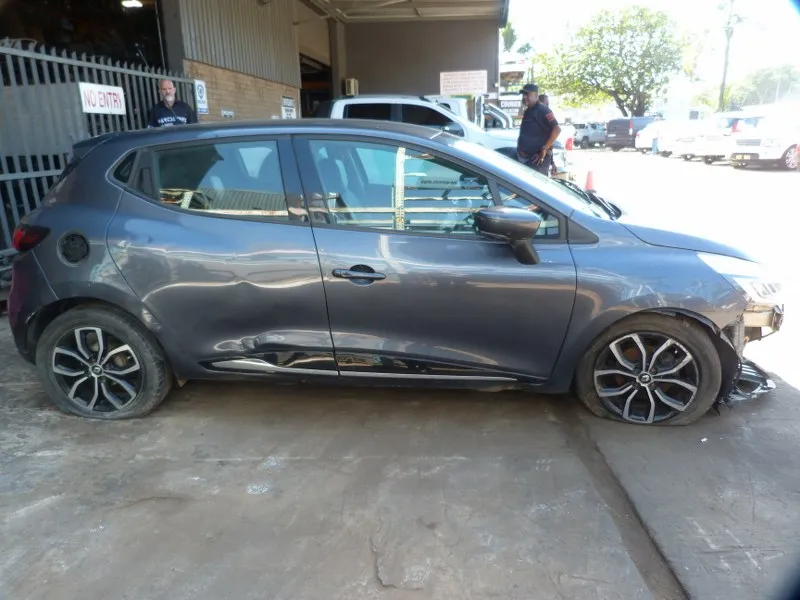 2019 Renault Clio IV 900T TCe Manual view 3