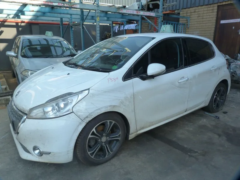 2013 Peugeot 208 1.6 VTi Allure Manual view 3
