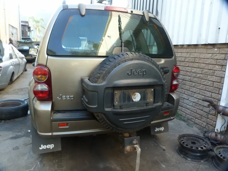 2007 Jeep Cherokee 3.7 V6 Sport view 4