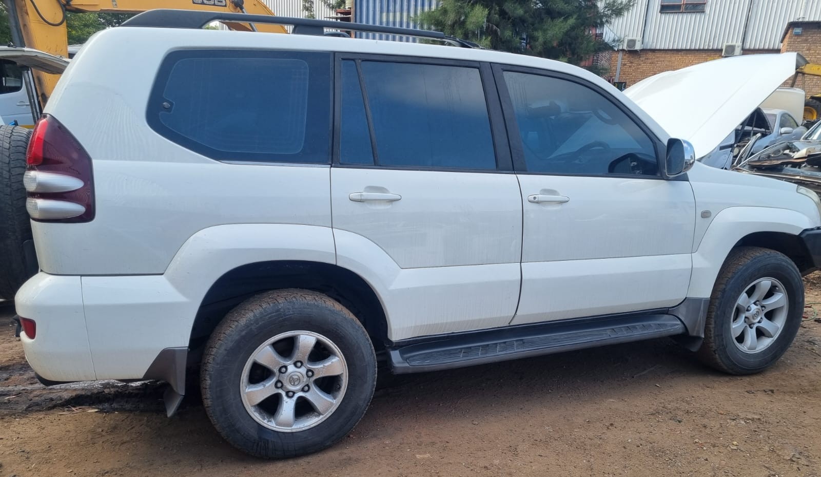 2004 Mitsubishi LAND CRUISER PRADO V6 4.0 view 3