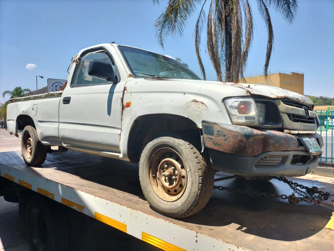 2001 Toyota Hilux view 2