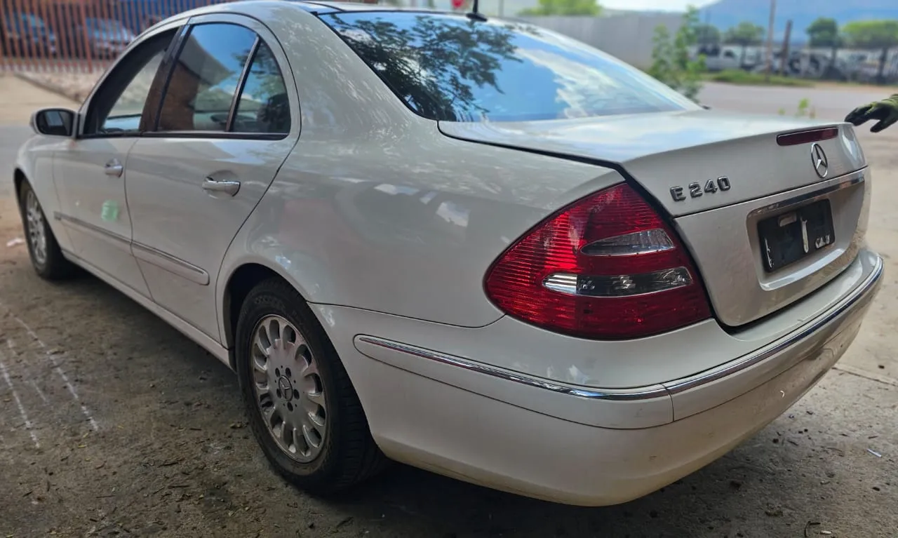 2003 Mercedes-Benz E240 W211 view 4