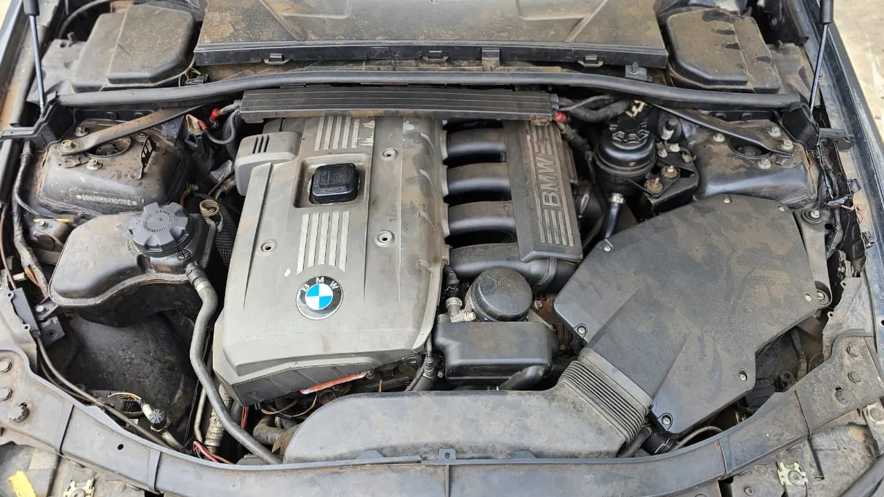 2005 BMW E90 view 3