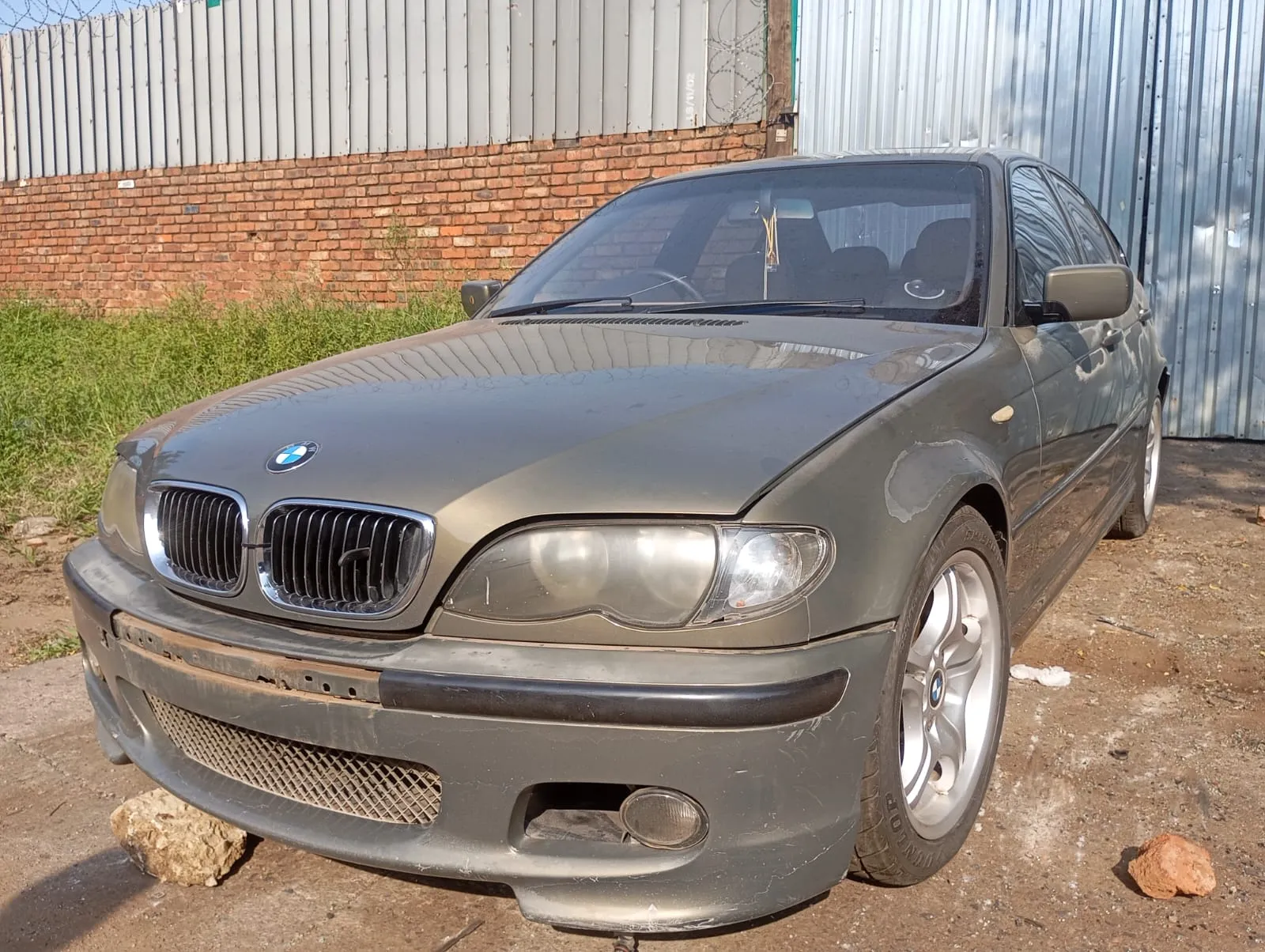 2004 BMW E46 320I view 3