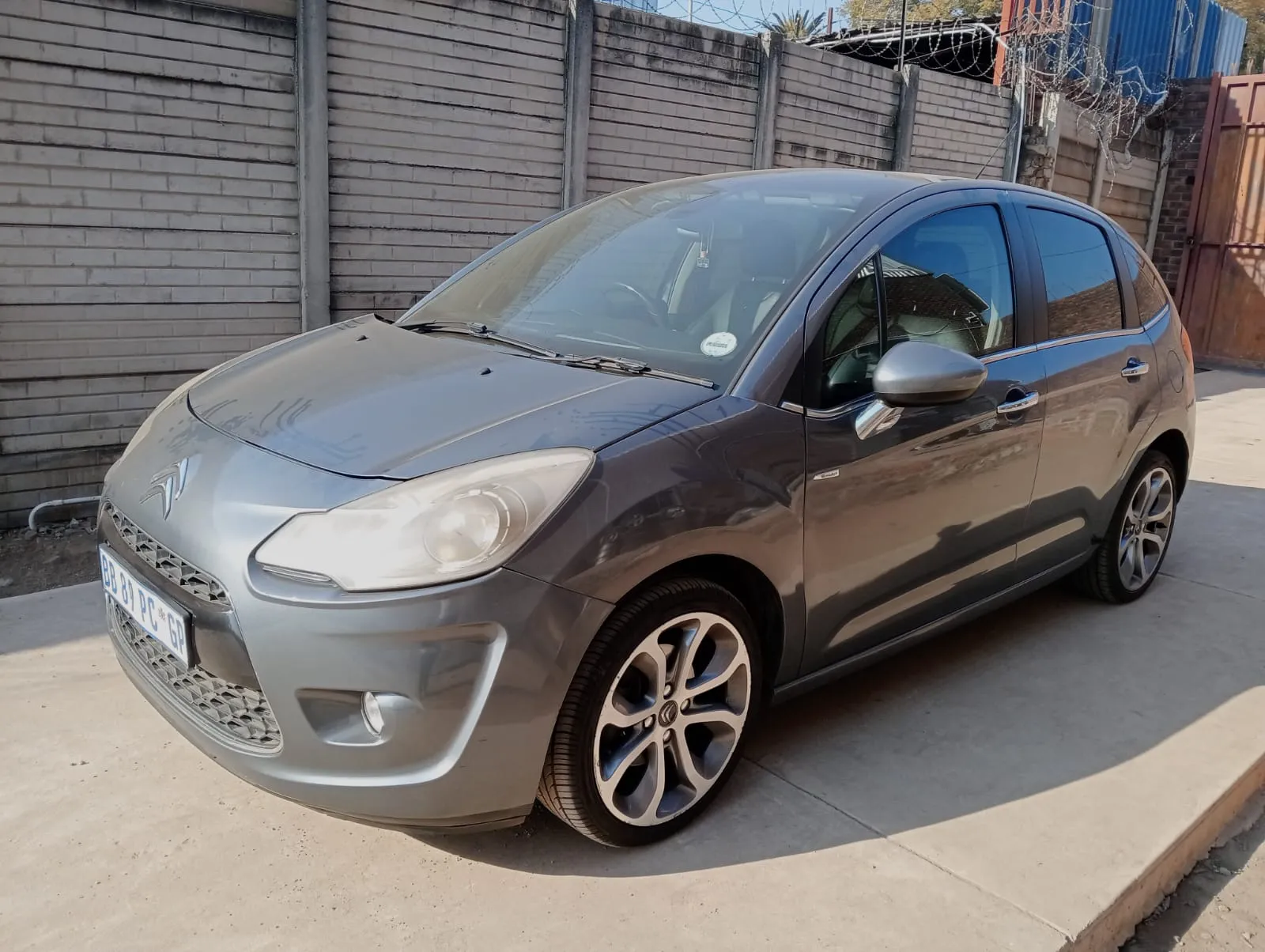 2013 Citroën C3 10FH view 2