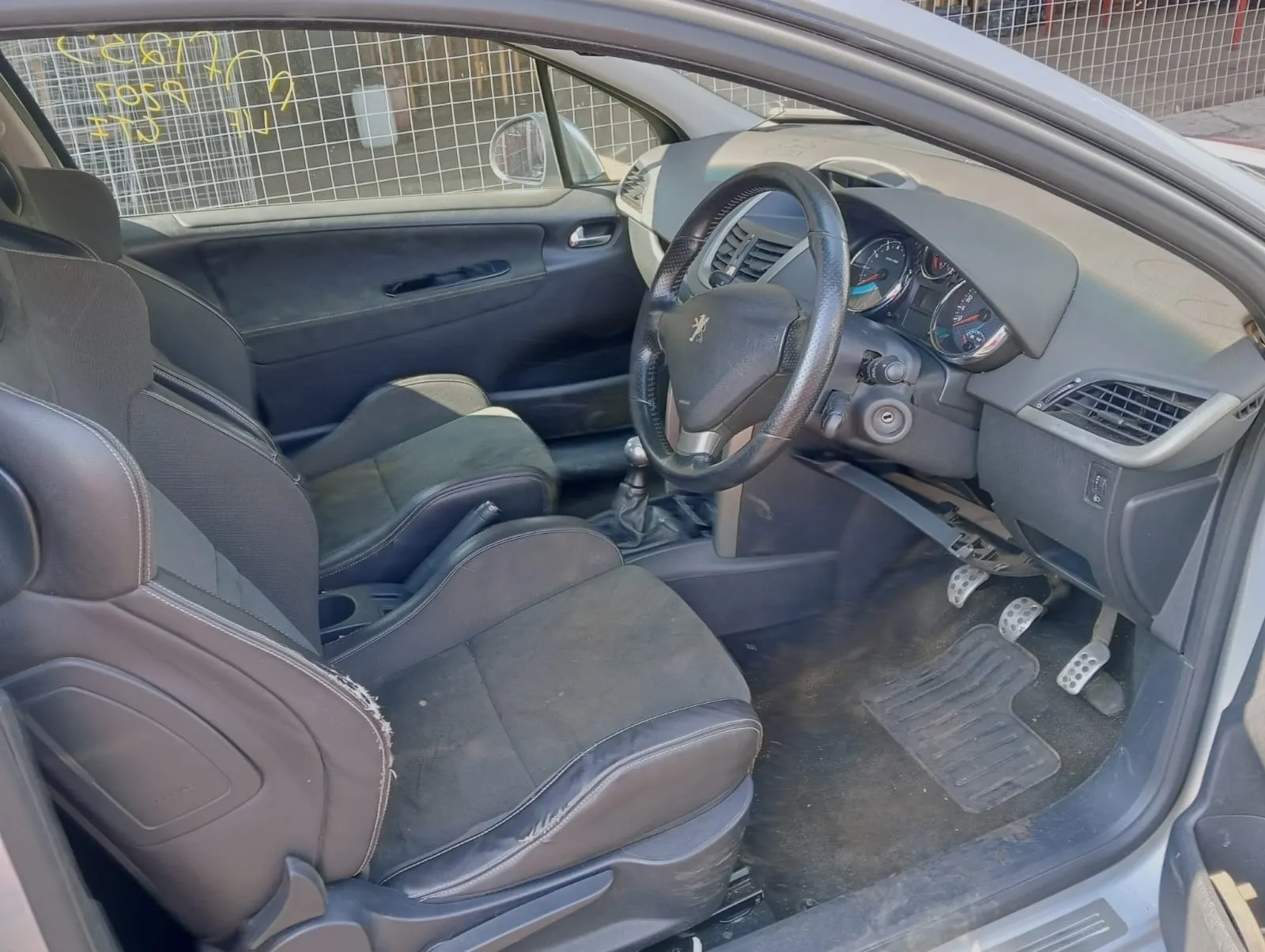 2011 Peugeot 207 10FJ view 8