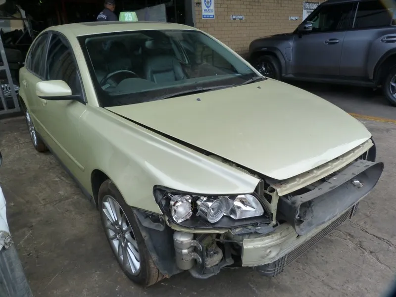 2005 Volvo S40 B5254T view 3